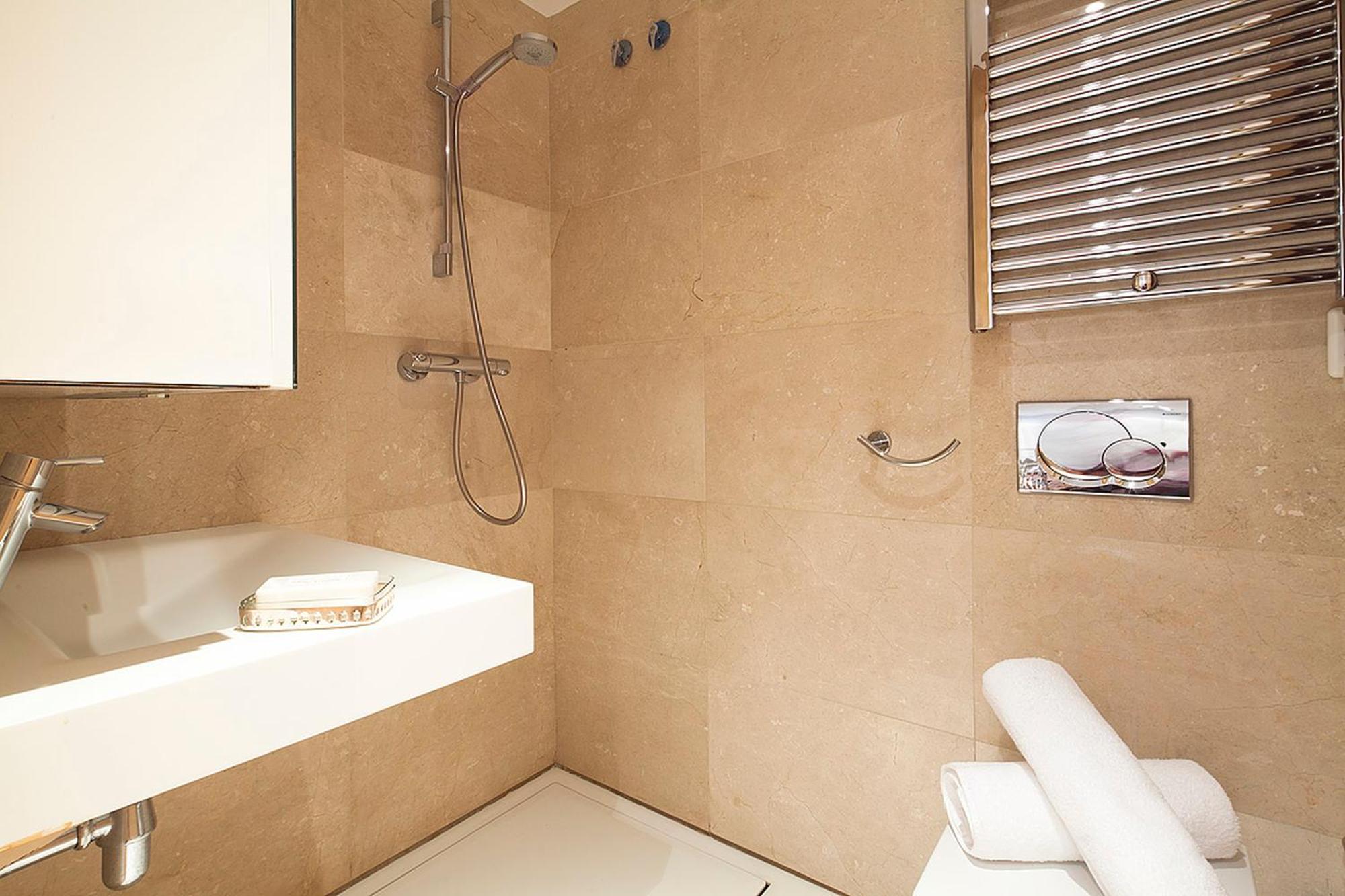 My Space Emirates - Splendid Apartment With Terrace And Pool Near Park Gueell 바르셀로나 외부 사진